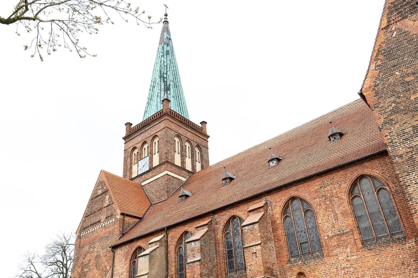 Turmspitze eines backsteingotischen Kirchturms einer mittelalterlichen Kirche